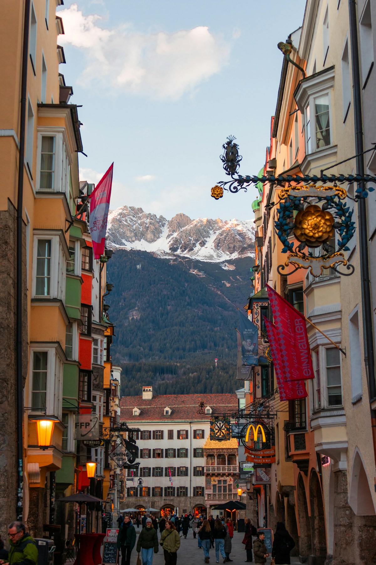 Città alpina con atmosfera contemporanea