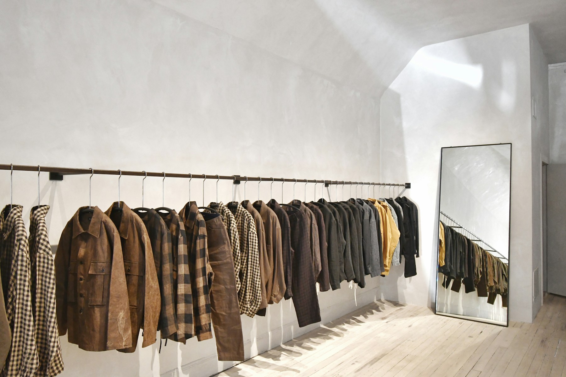 Parete con abiti in boutique
