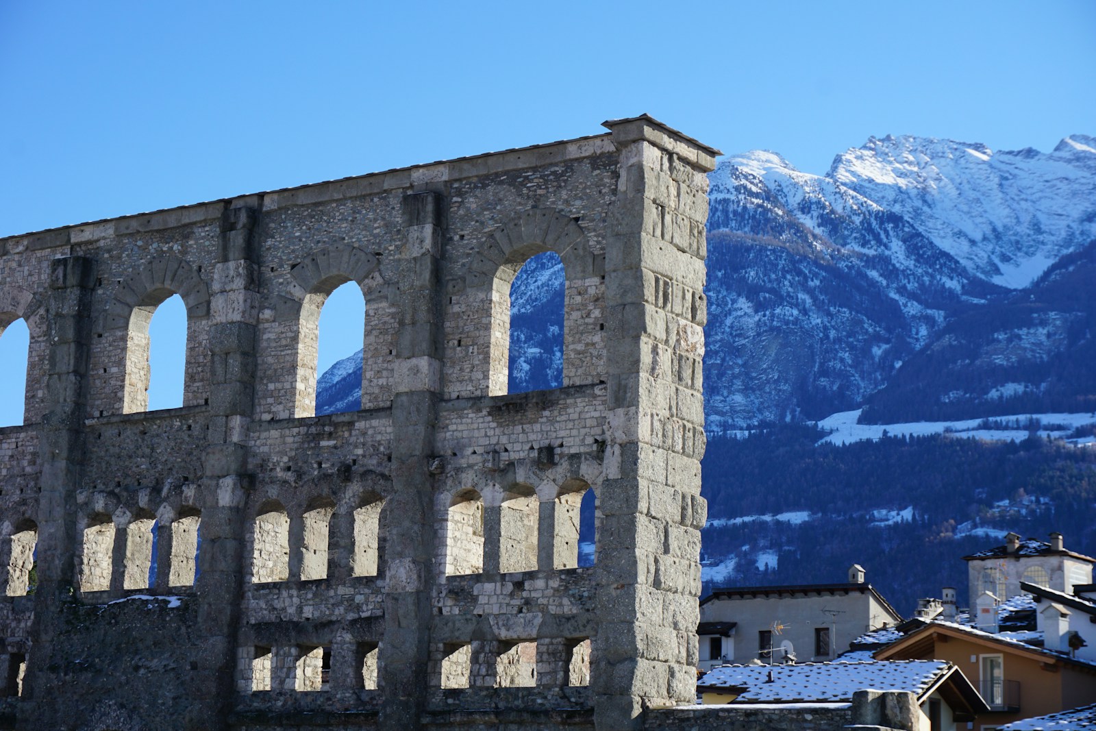 Architettura in pietra e montagna ad Aosta