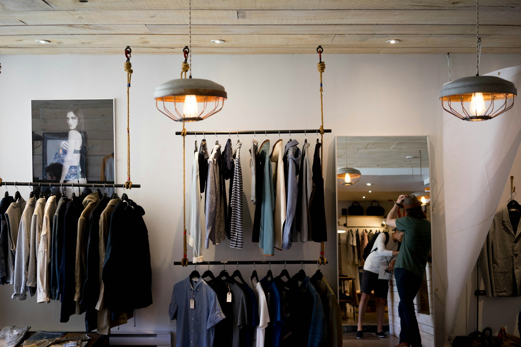 Interno di una boutique elegante con abiti appesi