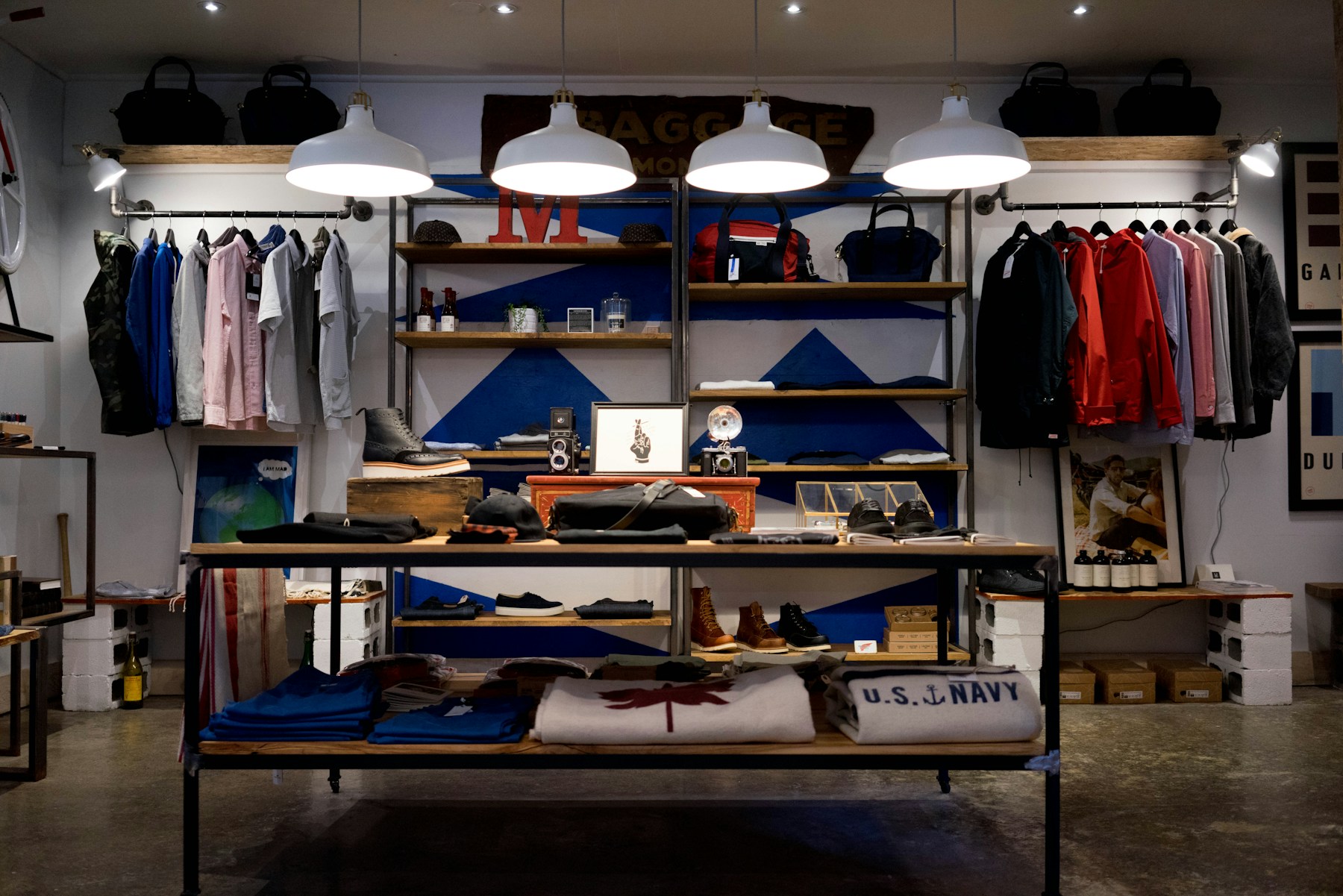 Interno negozio di abbigliamento