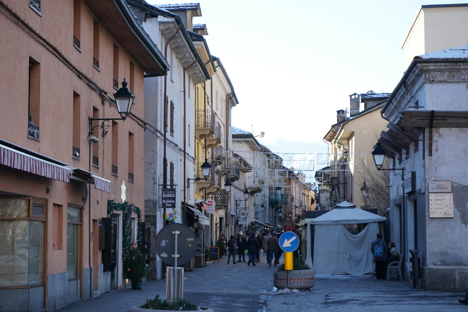 Strada del centro storico con persone ad Aosta