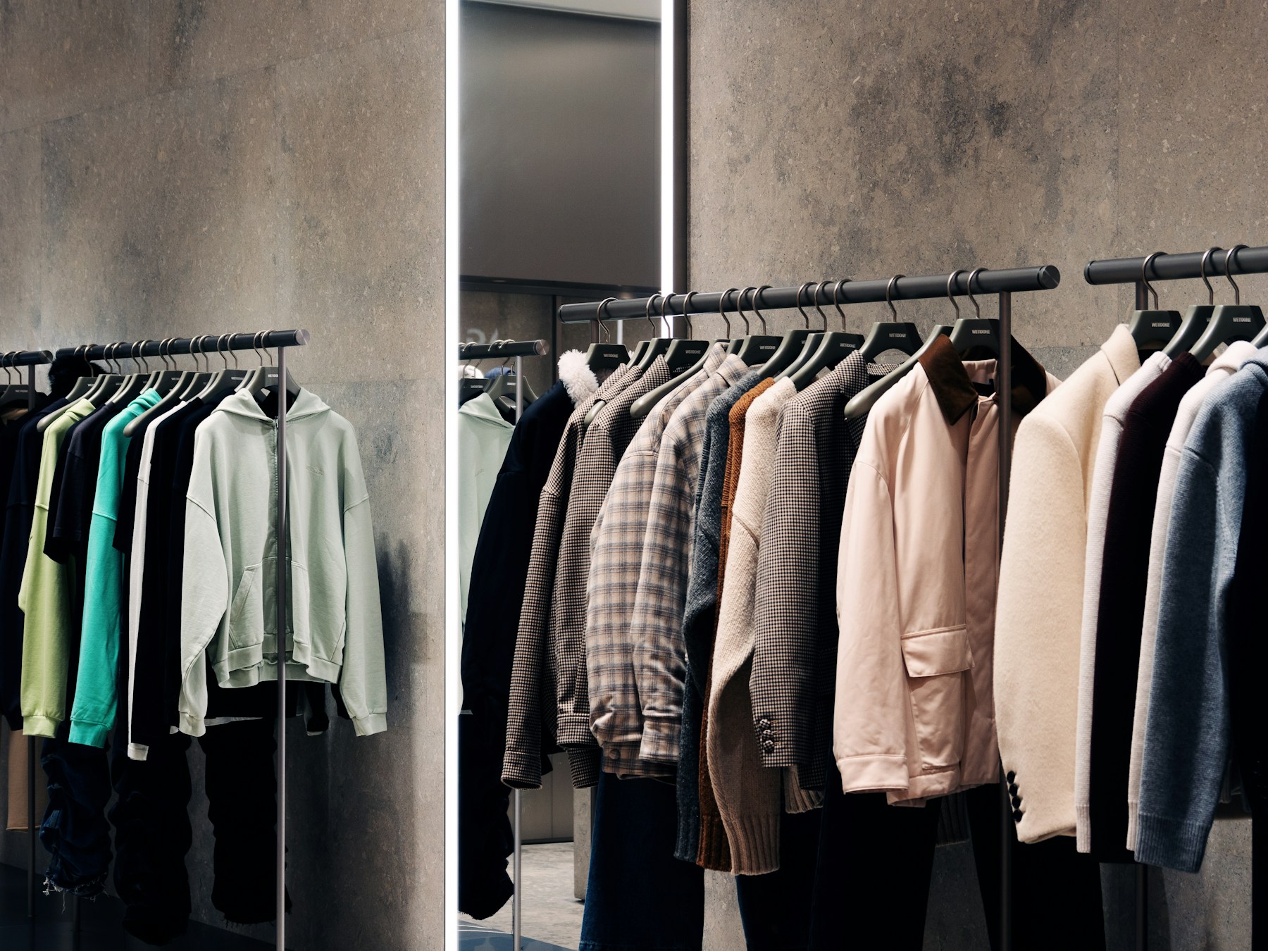 Camicie e pantaloni su rack
